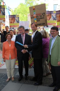 gymnasiumherrschingsitzdemo182013-muenchen2 Jens Waltermann bei der Übergabe des Schreibens an Dr. Gremm